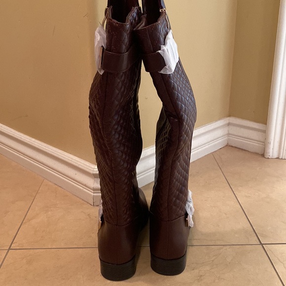 *NEW AND NEVER WORN* Brown Boots - Picture 3 of 4